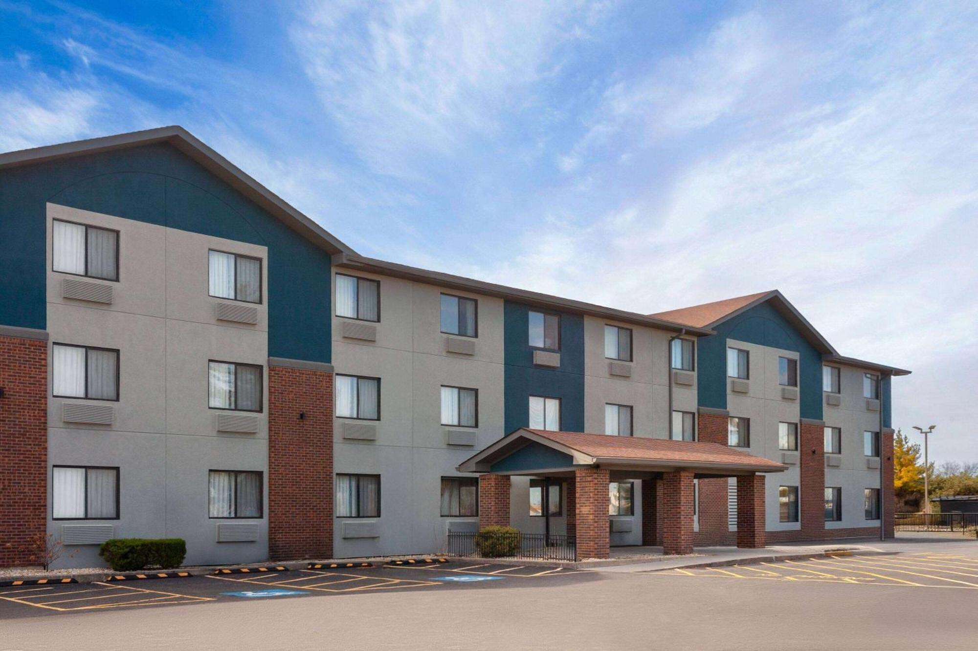 Super 8 By Wyndham Romeoville Bolingbrook Екстер'єр фото